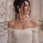 Nesrin Cavadzade Instagram – Evet, Çırağan Sarayı’nın her köşesinde fotoğraf çektirdim, çünkü bugün benim günümdü!!! Yarın için çok heyecanlıyım! Ruh halim son iki karedeki gibi 🍾💎🧿🤍😍 @storksdiamond