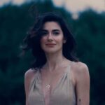 Nesrin Cavadzade Instagram - Gördüklerinizin, duyduklarınızın, hissettiklerinizin ötesinde göz alıcı bir deneyimle tanışmaya ne dersiniz? #YeniPEUGEOT308 'le çıktığım heyecan uyandıran yolculuk serüvenimiz şimdi yayında! #EşsizDeneyim @peugeotturkiye 🦁🔥