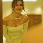 Nesrin Cavadzade Instagram – Evet, Çırağan Sarayı’nın her köşesinde fotoğraf çektirdim, çünkü bugün benim günümdü!!! Yarın için çok heyecanlıyım! Ruh halim son iki karedeki gibi 🍾💎🧿🤍😍 @storksdiamond