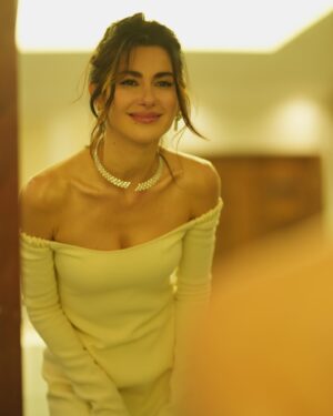 Nesrin Cavadzade Instagram - Evet, Çırağan Sarayı'nın her köşesinde fotoğraf çektirdim, çünkü bugün benim günümdü!!! Yarın için çok heyecanlıyım! Ruh halim son iki karedeki gibi 🍾💎🧿🤍😍 @storksdiamond