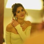 Nesrin Cavadzade Instagram - Evet, Çırağan Sarayı'nın her köşesinde fotoğraf çektirdim, çünkü bugün benim günümdü!!! Yarın için çok heyecanlıyım! Ruh halim son iki karedeki gibi 🍾💎🧿🤍😍 @storksdiamond
