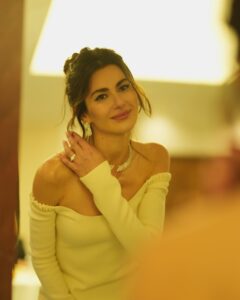 Nesrin Cavadzade Instagram - Evet, Çırağan Sarayı'nın her köşesinde fotoğraf çektirdim, çünkü bugün benim günümdü!!! Yarın için çok heyecanlıyım! Ruh halim son iki karedeki gibi 🍾💎🧿🤍😍 @storksdiamond