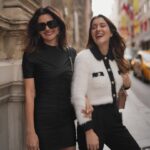 Nesrin Cavadzade Instagram – aslında yalnız değildim. bu kızla yolum çok uzun @sanem_icil 🍾🥂♥️