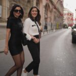 Nesrin Cavadzade Instagram – aslında yalnız değildim. bu kızla yolum çok uzun @sanem_icil 🍾🥂♥️