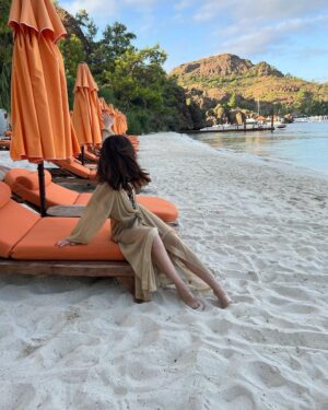 Nesrin Cavadzade Instagram - plaj yine çok kalabalık.
