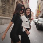 Nesrin Cavadzade Instagram – aslında yalnız değildim. bu kızla yolum çok uzun @sanem_icil 🍾🥂♥️
