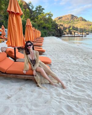 Nesrin Cavadzade Instagram - plaj yine çok kalabalık.