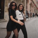 Nesrin Cavadzade Instagram – aslında yalnız değildim. bu kızla yolum çok uzun @sanem_icil 🍾🥂♥️