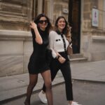 Nesrin Cavadzade Instagram – aslında yalnız değildim. bu kızla yolum çok uzun @sanem_icil 🍾🥂♥️