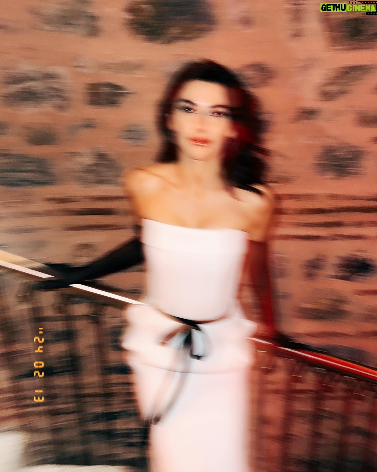 Nesrin Cavadzade Instagram - w harfini telaffuz ederken zorlanacağız, ama yine de siz bilirsiniz @nowtvturkiye #foxnowoluyor