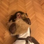 Nesrin Cavadzade Instagram - işte şimdi gerçek anlamda yapayalnız kaldım. hayatımın en büyük aşkı, en en en sevdiğim, ilk göz ağrım. 17 sene her an birlikte, birbirimizi öpmekten koklamaktan sanki tek beden olmuştuk. şimdi bir organım kesildi gibi oldu. canımdan can koptu. giderek, bu hayatın tüm güzelliğini de yanında götürmüş oldun, oğlum. içimdeki polyanna tinere başladı:) hoşçakal Api'm. bana sevginin ne olduğunu ve ne olmadığını öğrettiğin için binlerce kez teşekkür ederim.