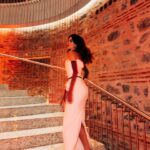 Nesrin Cavadzade Instagram - w harfini telaffuz ederken zorlanacağız, ama yine de siz bilirsiniz @nowtvturkiye #foxnowoluyor