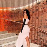 Nesrin Cavadzade Instagram - w harfini telaffuz ederken zorlanacağız, ama yine de siz bilirsiniz @nowtvturkiye #foxnowoluyor