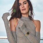 Nesrin Cavadzade Instagram – Benim için şıklık her zaman detaylarda gizlidir. Versace Flair ise stilimin en göz kamaştıran detayı! 
@versace @saatvesaat #versacewatches #işbirliği