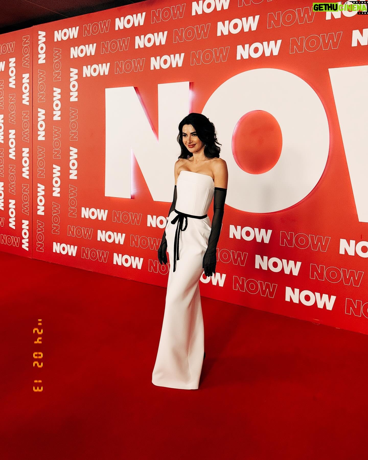 Nesrin Cavadzade Instagram - w harfini telaffuz ederken zorlanacağız, ama yine de siz bilirsiniz @nowtvturkiye #foxnowoluyor