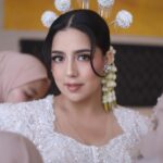 Nessie Judge Instagram - So honored to be a part of your day, Nes 🥹 @nessiejudge 💕 thank you for trusting me from the very beginning. Thank you for the fun makeup sesh dari subuuhhh 😭🫶 ngobrol dari A-Z! I’m so so happy that you finally found your person that you’re gonna work through marriage together till jannah 🤍 congrats again, my love 🥺 Makeup by VG Hairdo akad @minarbeauty Hairdo resepsi @yuliacenvensius Gown akad @wirantikurniabride Gown resepsi @christiebasill