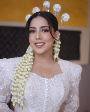 Nessie Judge Instagram - So honored to be a part of your day, Nes 🥹 @nessiejudge 💕 thank you for trusting me from the very beginning. Thank you for the fun makeup sesh dari subuuhhh 😭🫶 ngobrol dari A-Z! I’m so so happy that you finally found your person that you’re gonna work through marriage together till jannah 🤍 congrats again, my love 🥺

Makeup by VG
Hairdo akad @minarbeauty 
Hairdo resepsi @yuliacenvensius
Gown akad @wirantikurniabride 
Gown resepsi @christiebasill