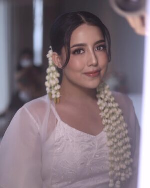 Nessie Judge Instagram - So honored to be a part of your day, Nes 🥹 @nessiejudge 💕 thank you for trusting me from the very beginning. Thank you for the fun makeup sesh dari subuuhhh 😭🫶 ngobrol dari A-Z! I’m so so happy that you finally found your person that you’re gonna work through marriage together till jannah 🤍 congrats again, my love 🥺

Makeup by VG
Hairdo akad @minarbeauty 
Hairdo resepsi @yuliacenvensius
Gown akad @wirantikurniabride 
Gown resepsi @christiebasill