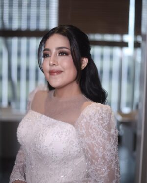 Nessie Judge Instagram - So honored to be a part of your day, Nes 🥹 @nessiejudge 💕 thank you for trusting me from the very beginning. Thank you for the fun makeup sesh dari subuuhhh 😭🫶 ngobrol dari A-Z! I’m so so happy that you finally found your person that you’re gonna work through marriage together till jannah 🤍 congrats again, my love 🥺

Makeup by VG
Hairdo akad @minarbeauty 
Hairdo resepsi @yuliacenvensius
Gown akad @wirantikurniabride 
Gown resepsi @christiebasill
