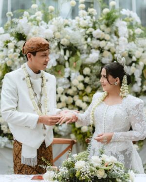 Nessie Judge Instagram - Kami turut berbahagia atas pernikahan @nessiejudge bersama kekasih hatinya, yang telah resmi menjadi pasangan suami dan istri pagi ini ❤️ Akad nikah berlangsung dengan khidmat yang dihadiri oleh keluarga dan sahabat terdekat. Pasangan pengantin baru tampil dengan kebaya dan beskap yang serasi, berbalut nuansa putih nan cantik 🥰 Selamat atas pernikahannya, pasangan yang berbahagia! 💍✨

Exclusive Media Partner by @thebridestory
Wedding Planner @pure.organizer
Photo Video @byputrida
Live Cam @viding.co
Bride's Attire @wirantikurniabride
Groom's Attire @beskapan
MUA @vinnagracia @vgmakeupstudio
Decoration @tuesdayproject
Invitation @invitto.printery 
Venue @alilascbd