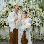 Nessie Judge Instagram - Kami turut berbahagia atas pernikahan @nessiejudge bersama kekasih hatinya, yang telah resmi menjadi pasangan suami dan istri pagi ini ❤️ Akad nikah berlangsung dengan khidmat yang dihadiri oleh keluarga dan sahabat terdekat. Pasangan pengantin baru tampil dengan kebaya dan beskap yang serasi, berbalut nuansa putih nan cantik 🥰 Selamat atas pernikahannya, pasangan yang berbahagia! 💍✨ Exclusive Media Partner by @thebridestory Wedding Planner @pure.organizer Photo Video @byputrida Live Cam @viding.co Bride's Attire @wirantikurniabride Groom's Attire @beskapan MUA @vinnagracia @vgmakeupstudio Decoration @tuesdayproject Invitation @invitto.printery Venue @alilascbd