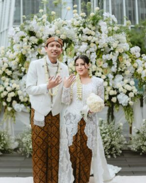 Nessie Judge Instagram - Kami turut berbahagia atas pernikahan @nessiejudge bersama kekasih hatinya, yang telah resmi menjadi pasangan suami dan istri pagi ini ❤️ Akad nikah berlangsung dengan khidmat yang dihadiri oleh keluarga dan sahabat terdekat. Pasangan pengantin baru tampil dengan kebaya dan beskap yang serasi, berbalut nuansa putih nan cantik 🥰 Selamat atas pernikahannya, pasangan yang berbahagia! 💍✨

Exclusive Media Partner by @thebridestory
Wedding Planner @pure.organizer
Photo Video @byputrida
Live Cam @viding.co
Bride's Attire @wirantikurniabride
Groom's Attire @beskapan
MUA @vinnagracia @vgmakeupstudio
Decoration @tuesdayproject
Invitation @invitto.printery 
Venue @alilascbd