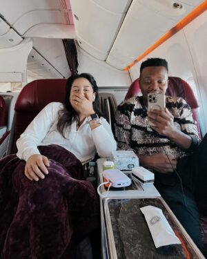 Nessie Judge Instagram - Ini temen aku Phil, seorang host TV dari South Africa! Pas aku mau pulang ke Indonesia dari Brazil, pas banget ternyata kita sebelahan kursinya! Dia terkesima banget liat tempelan gurita di belakang hp-ku yang kalo ditambah pake apple watch bikin gampang banget foto. Dia juga amazed liat powerbankku ada in-built cable-nya & wifi portable @javamifi . 😂 Saking amazednya sampe dia panggil aku high-tech-girl ahahahahhaah!
Dia kayanya ga pernah lihat tempelan gurita ini di motor bapak-bapak ojol ya :''')