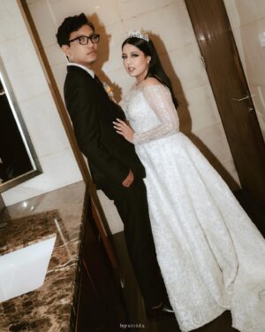 Nessie Judge Instagram - Resepsi pernikahan @nessiejudge dan @andryangama begitu elegan dalam tema modern. Gaun putih dengan detail payet menjadikan tampilannya begitu memukau di hari istimewanya bersama @andryangama . Wah, pasangan yang begitu serasi sekali ya!🥰

Congratulations to the happy couple!🤍🕊️

Media partner @thebridedept
Wedding planner @pure.organizer
Venue @theballroom_at_pondokindahgolf
Documentation @byputrida
MUA @bubahalfian 
Gown & Attire @irenedanielle
Decoration @maeeradecorationwedding
Lighting @axeluzpro
Entertainment @glanzemusic 
Live Streaming @viding.co
Photobooth @photomaticsexpress 
Usher @bemyguest.usher
Invitation @invittoprintery
Souvenir @realfoodjelly @almas.beads @somethincofficial @hintofyou_
Doorprize @renanstore

#tbdwedding #tbdattire #tbdinspiration