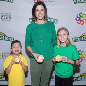 Neve Campbell Instagram - I’ve been so honored to get the opportunity to help bring light to a great cause. 1 in 5 kids in Canada go to school on an empty stomach every morning.Breakfast club of Canada help to feed breakfast at schools to 230,000 kids every day and hope to grow their program even more. Right now Mott’s Fruitsations are supporting @breakfastclubcanada with The Buy a Cup Give a Cup program. For every cup of Mott’s Fruitsations purchased from now until March 31st, a cup will be donated.  Every child deserves to start their day on equal footing with their friends. We know it takes a village to help all children so if you’re in Canada please help out. If you’re interested to learn more ways to help please visit http://www.breakfastclubcanada.org  #BuyaCupGiveaCup #MottsFruitsations #Partner