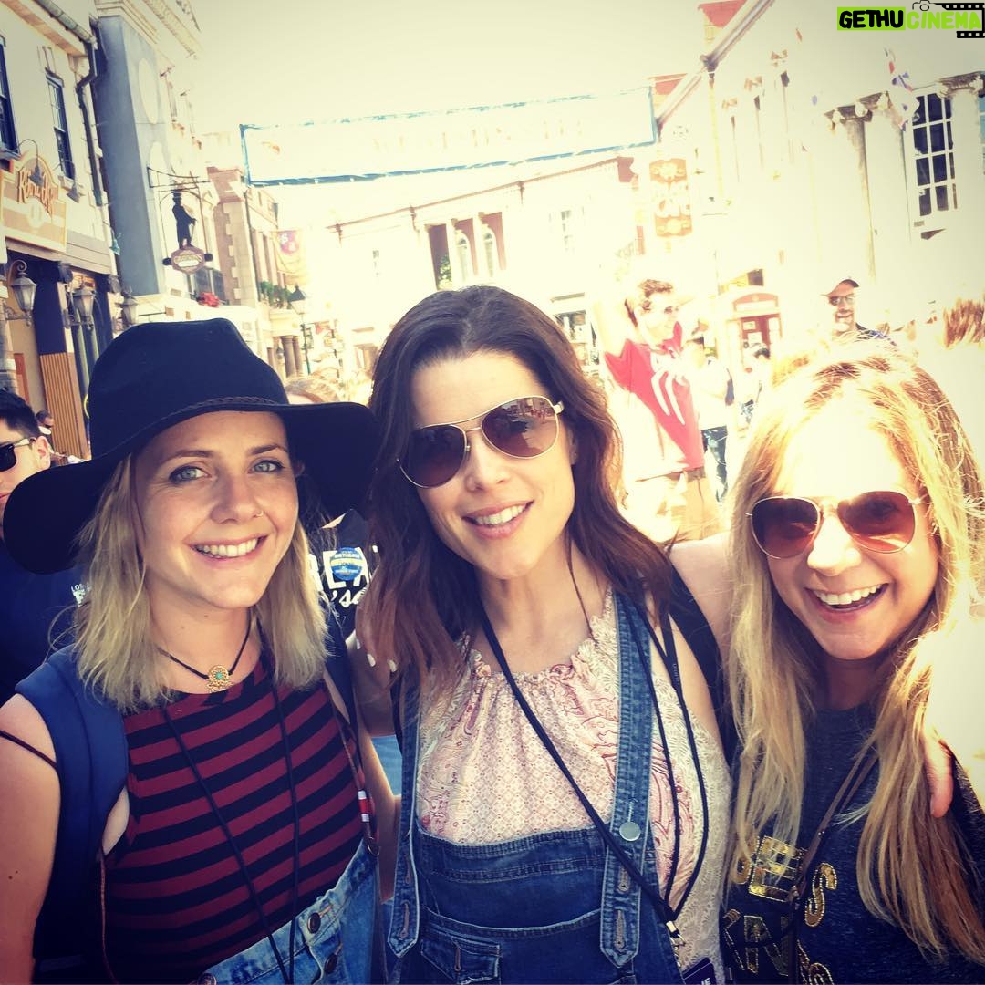 Neve Campbell - 7K Likes - Fun at Universal studios with family and old friends. Fun to be a kid again. @UniStudios