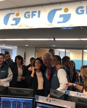 Neve Campbell Instagram - I had a beautiful experience today when I joined @CityHarvestnyc to support their work feeding New Yorkers in need at @BGCCharityDay They’re an amazing organization and it was a moving opportunity to remember those who lost their lives 17 years ago at the same time as doing something positive for others. #WeAreCityHarvest #BGCCharityDay #NYC  Oh and yes that’s Bill Clinton! I have a surreal life sometimes....