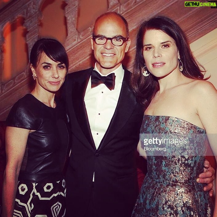Neve Campbell Instagram - Hangin at the #whcd w/ @realmichaelkelly @constancezimmer Thank you @thecreativecoalition @sophietheallet @paigenovick For the stunning clothes and jewels. Night was so fun and so surreal. I felt like a truly lucky gal.