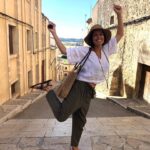 Neve Campbell Instagram – Silliness in Palma Mallorca. JJ’s been shooting a new show with Idris Elba in Spain so we had a few beautiful few weeks in Mallorca with the kids. This was during a fun walk around the city of Palma which was absolutely enchanting. Evidently it’s been a while since I’ve been in a ballet class!!! #Palma #Mallorca #silliness