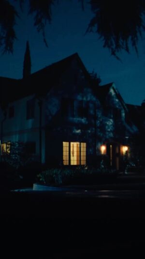 Neve Campbell Instagram - There are a lot of cliché ways blood gets spilled in horror movies – I should know! What’s scarier than a good thriller is that 50% of Americans like watching blood get spilled in horror movies, but only 3% donate it. Tap the link in my bio to schedule your appointment with the @americanredcross. #partner