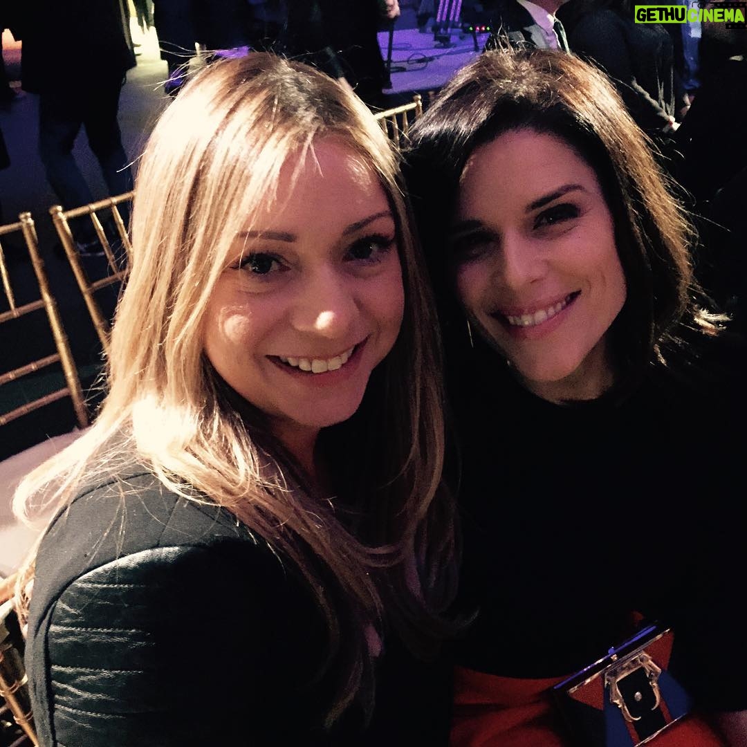 Neve Campbell Instagram - In Washington for the premiere of House of Cards with my beautiful cousin, @coleencampbellolwell. Very excited! #bts #houseofcards