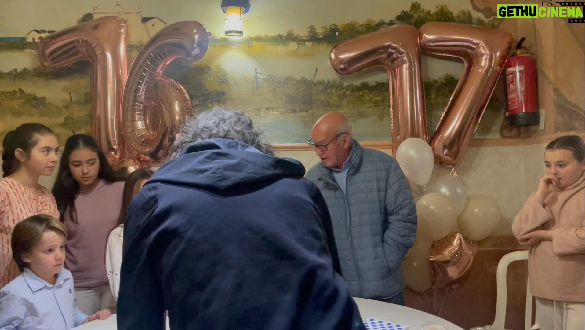 Niña Pastori - 16.9K Likes - Q alegria siento mas grande !😁🍀💜🙏 de ver a papá y mamá cumplir años así de bien !
Os quiero mucho !!! 🥂🥳
