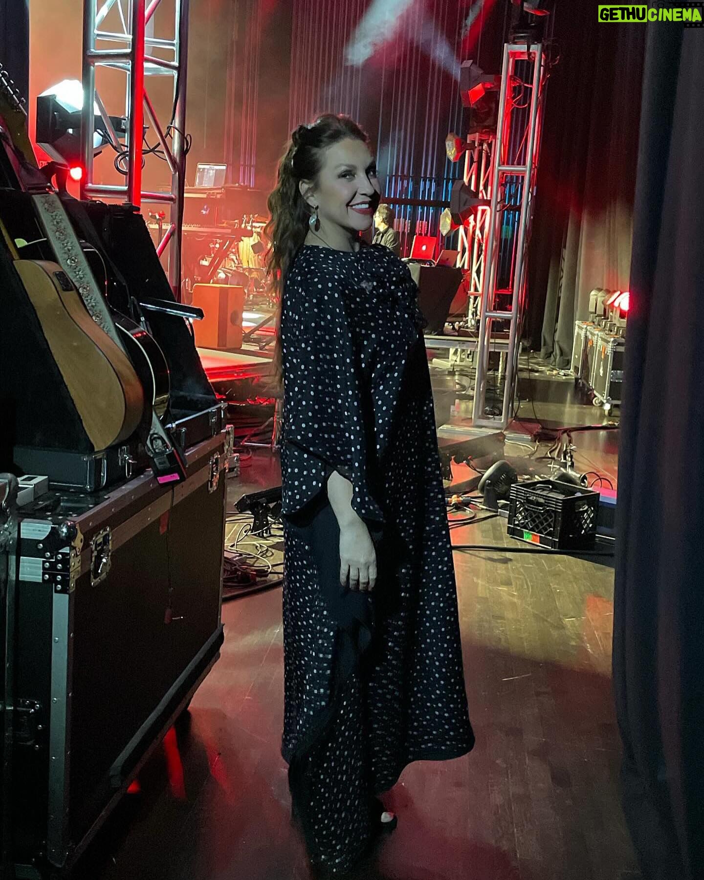 Niña Pastori Instagram - Tuve la sensación de estar en familia!! Mi gente de Orlando!!! Que noche más bonita! Mil gracias a toda la gente y a mi equipo que nos ha acompañado en este viaje tan maravilloso!!! 💜 🪡 @paco_rus 👗 @ismaeldominguezcostura & @josefuentesatelier 💍 @mdepaulet #CaminoGira2024 #MisFansLosMejoresDelMundo