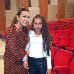 Niña Pastori Instagram – Nerea nació con una enfermedad rara llamada Ataxia Telangiectasia. Ahora está en plena adolescencia y se le está haciendo cuesta arriba. Por suerte, la música de Niña Pastori la reconforta. Es su rayito de luz. Así que cuando la artista anunció un concierto en Mallorca, ciudad en la que reside Nerea, organizamos una sorpresa que la ayudara a recargar pilas. Antes del concierto, Nerea asistió a la prueba de sonido y pudo conocer en persona a Niña Pastori, que con su cariño consiguió que ella y su familia se llevaran a casa un recuerdo inolvidable. 

Muchísimas gracias a @santander.global, a todas las personas que nos han ayudado y sobre todo a @npastorioficial por su cariño y dedicación con Nerea.