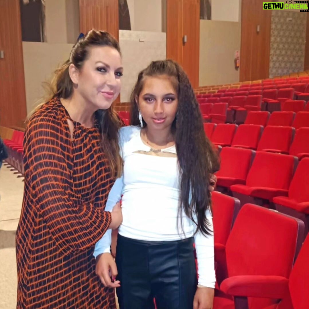 Niña Pastori - 13.2K Likes - Nerea nació con una enfermedad rara llamada Ataxia Telangiectasia. Ahora está en plena adolescencia y se le está haciendo cuesta arriba. Por suerte, la música de Niña Pastori la reconforta. Es su rayito de luz. Así que cuando la artista anunció un concierto en Mallorca, ciudad en la que reside Nerea, organizamos una sorpresa que la ayudara a recargar pilas. Antes del concierto, Nerea asistió a la prueba de sonido y pudo conocer en persona a Niña Pastori, que con su cariño consiguió que ella y su familia se llevaran a casa un recuerdo inolvidable.
Muchísimas gracias a @santander.global, a todas las personas que nos han ayudado y sobre todo a @npastorioficial por su cariño y dedicación con Nerea.