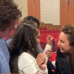 Niña Pastori Instagram – Nerea nació con una enfermedad rara llamada Ataxia Telangiectasia. Ahora está en plena adolescencia y se le está haciendo cuesta arriba. Por suerte, la música de Niña Pastori la reconforta. Es su rayito de luz. Así que cuando la artista anunció un concierto en Mallorca, ciudad en la que reside Nerea, organizamos una sorpresa que la ayudara a recargar pilas. Antes del concierto, Nerea asistió a la prueba de sonido y pudo conocer en persona a Niña Pastori, que con su cariño consiguió que ella y su familia se llevaran a casa un recuerdo inolvidable. 

Muchísimas gracias a @santander.global, a todas las personas que nos han ayudado y sobre todo a @npastorioficial por su cariño y dedicación con Nerea.