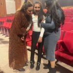 Niña Pastori Instagram – Nerea nació con una enfermedad rara llamada Ataxia Telangiectasia. Ahora está en plena adolescencia y se le está haciendo cuesta arriba. Por suerte, la música de Niña Pastori la reconforta. Es su rayito de luz. Así que cuando la artista anunció un concierto en Mallorca, ciudad en la que reside Nerea, organizamos una sorpresa que la ayudara a recargar pilas. Antes del concierto, Nerea asistió a la prueba de sonido y pudo conocer en persona a Niña Pastori, que con su cariño consiguió que ella y su familia se llevaran a casa un recuerdo inolvidable. 

Muchísimas gracias a @santander.global, a todas las personas que nos han ayudado y sobre todo a @npastorioficial por su cariño y dedicación con Nerea.