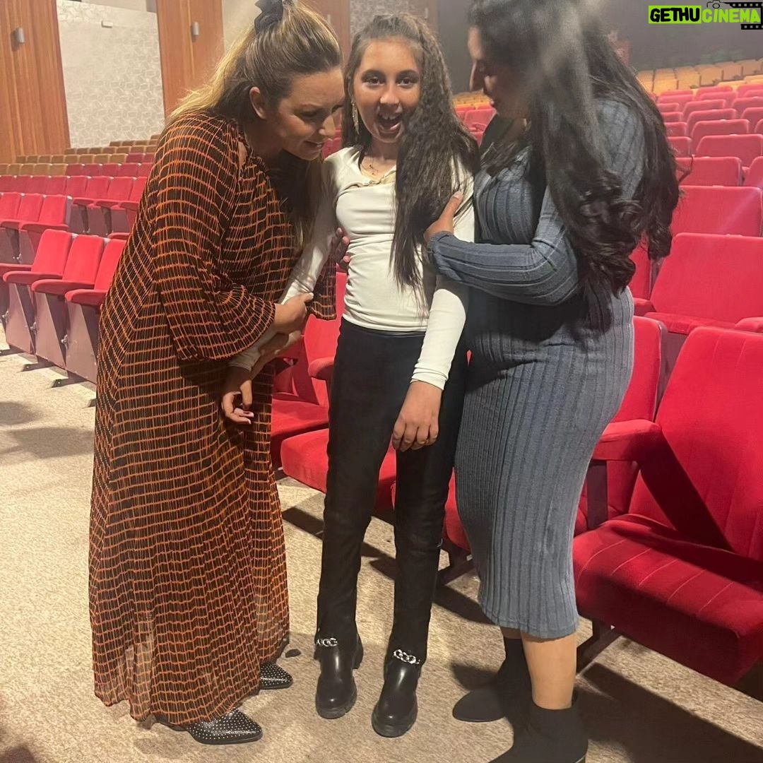 Niña Pastori - 13.2K Likes - Nerea nació con una enfermedad rara llamada Ataxia Telangiectasia. Ahora está en plena adolescencia y se le está haciendo cuesta arriba. Por suerte, la música de Niña Pastori la reconforta. Es su rayito de luz. Así que cuando la artista anunció un concierto en Mallorca, ciudad en la que reside Nerea, organizamos una sorpresa que la ayudara a recargar pilas. Antes del concierto, Nerea asistió a la prueba de sonido y pudo conocer en persona a Niña Pastori, que con su cariño consiguió que ella y su familia se llevaran a casa un recuerdo inolvidable.
Muchísimas gracias a @santander.global, a todas las personas que nos han ayudado y sobre todo a @npastorioficial por su cariño y dedicación con Nerea.