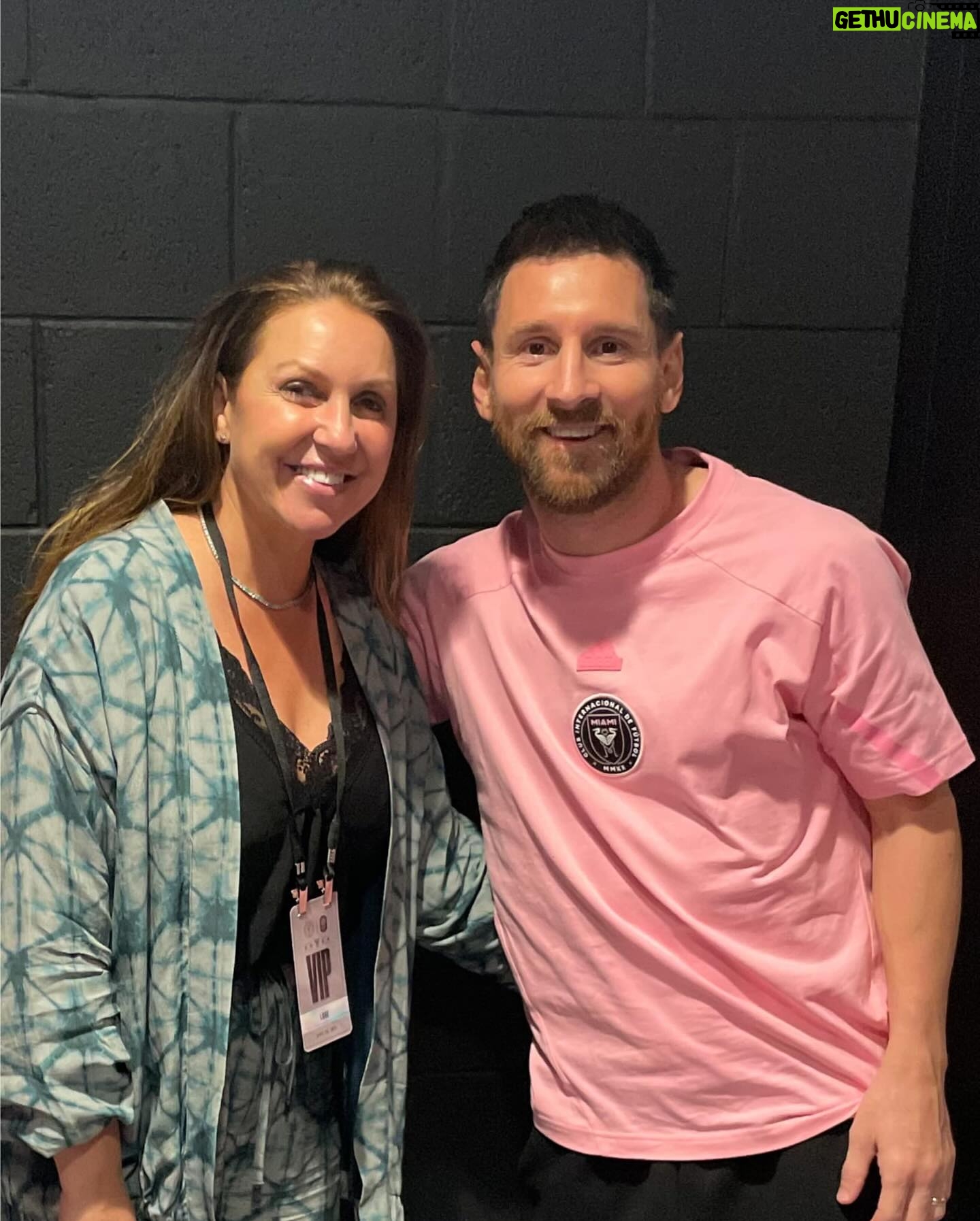 Niña Pastori - 28.4K Likes - Todo no va a ser trabajar!! 😂
He recibido una invitación de mi querido @jordialbaoficial para ir al campo del @intermiamicf y ver el partido!!
Me lo he pasado genial y me han tratado como una reina! Os debo una chicos!! @5sergiob
Estáis más que invitados a mi próximo concierto aquí en Miami el 4 de mayo en el James Knight Center💜
Y @leomessi golea vaya donde vaya!!