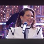 Niña Pastori Instagram – Pon que dale para terminar y empezar el año!! Una canción dedicada a la música y a todo lo bueno que la música me da.

#Feliz2024 @rtve 🍀💜

👠 @magritshoes 
💍 @barcenajoyas 
👗 @ismaeldominguezcostura 
🪡 @paco_rus 
💄 @mateo.makeup