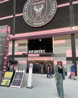 Niña Pastori Instagram - Todo no va a ser trabajar!! 😂 
He recibido una invitación de mi querido @jordialbaoficial para ir al campo del @intermiamicf y ver el partido!! 
Me lo he pasado genial y me han tratado como una reina! Os debo una chicos!! @5sergiob 
Estáis más que invitados a mi próximo concierto aquí en Miami el 4 de mayo en el James Knight Center💜 
Y @leomessi golea vaya donde vaya!!
