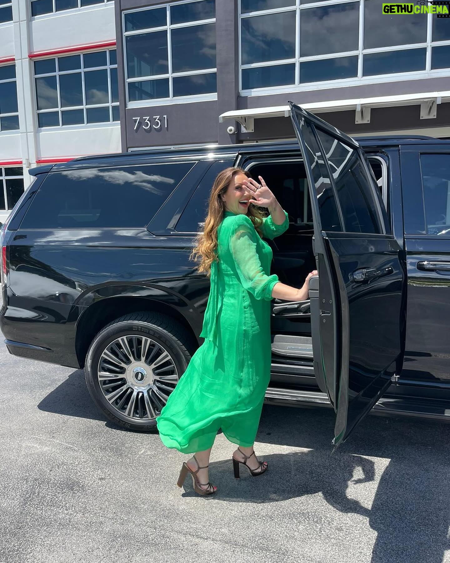 Niña Pastori Instagram - Sigo en Miami disfrutando de esta cuidad maravillosa y de su gente!! @lamesacaliente @giselleblondet @myrkadellanos @veronicabastos1 @laurafloresmx @holatv @oripereztv @maiabullrich #LaHoraHola #LaMesaCaliente Haciendo muchas cosas y deseando que veáis todo lo bonito que está por venir!! 🥳🍀💜 • San Juan de Puerto Rico 1 mayo / 20:00h 📍Bellas Artes de Santurce • Miami 4 mayo / 20:00h 📍James L. Knight Center • Orlando 5 mayo / 19:30h 📍Steinmetz Hall 🪡 @paco_rus 👗 @inesmartinalcalde 💄 @susimakeup 👠 @figara__ #CaminoGira2024