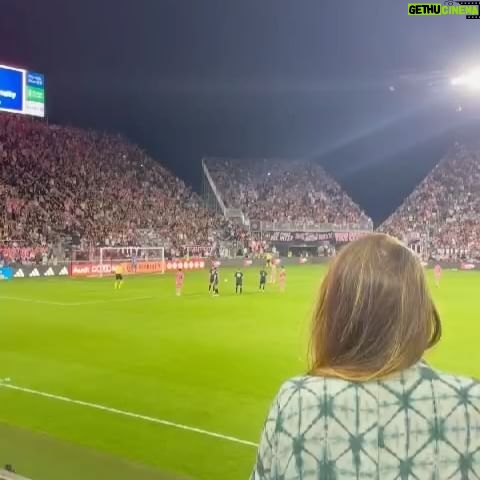 Niña Pastori - 28.4K Likes - Todo no va a ser trabajar!! 😂
He recibido una invitación de mi querido @jordialbaoficial para ir al campo del @intermiamicf y ver el partido!!
Me lo he pasado genial y me han tratado como una reina! Os debo una chicos!! @5sergiob
Estáis más que invitados a mi próximo concierto aquí en Miami el 4 de mayo en el James Knight Center💜
Y @leomessi golea vaya donde vaya!!
