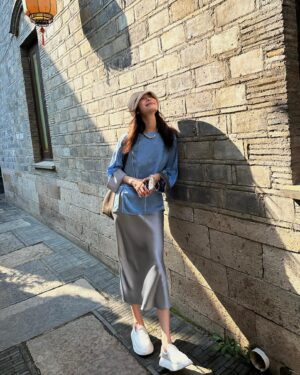 Ni Ni Instagram - 逛了老门东，街边小店新入手了帽子跟衣服，好喜欢💙🤍
美好生活从偶遇的黑喵白喵开始🖤🤍