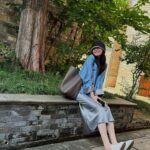 Ni Ni Instagram - 逛了老门东，街边小店新入手了帽子跟衣服，好喜欢💙🤍 美好生活从偶遇的黑喵白喵开始🖤🤍