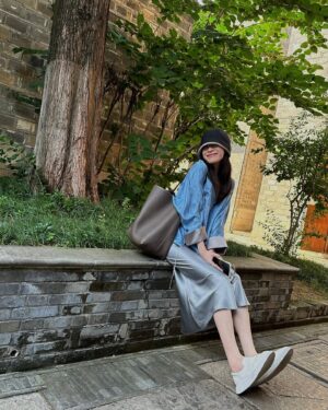 Ni Ni Instagram - 逛了老门东，街边小店新入手了帽子跟衣服，好喜欢💙🤍
美好生活从偶遇的黑喵白喵开始🖤🤍